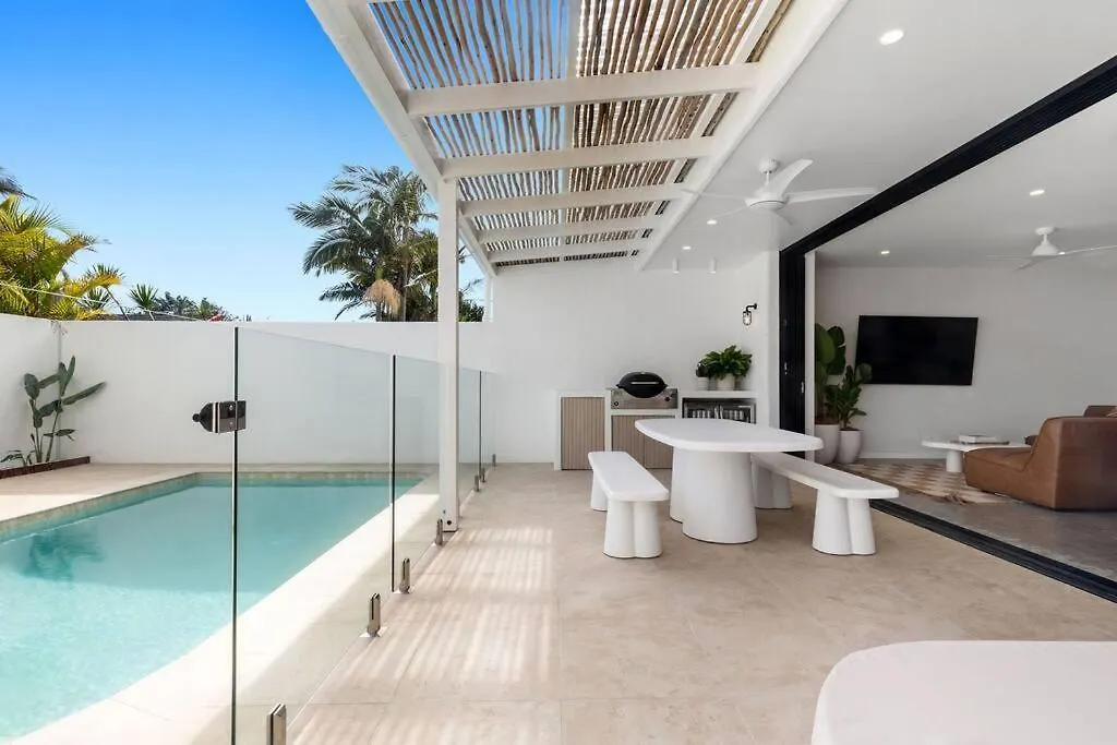 Beachside Villa With Heated Pool Marcoola Appartamento